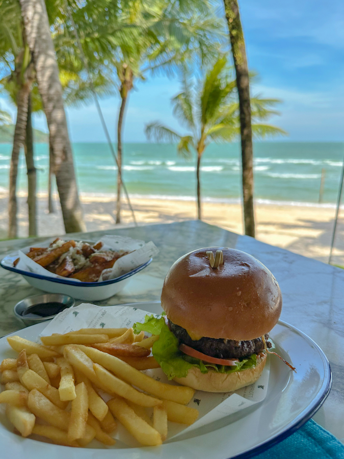 JW 메리어트 푸꾸옥 레스토랑 레드럼 메뉴 중 비프 버거