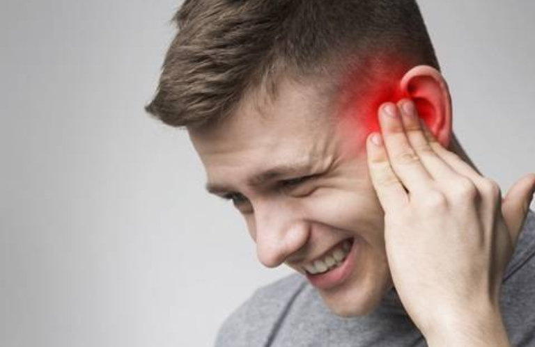 귀를만지는 사람사진