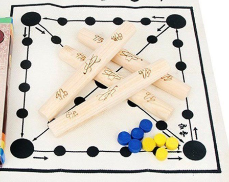 윷의 면에는 단순한 놀이 그 이상이 담겨 있습니다