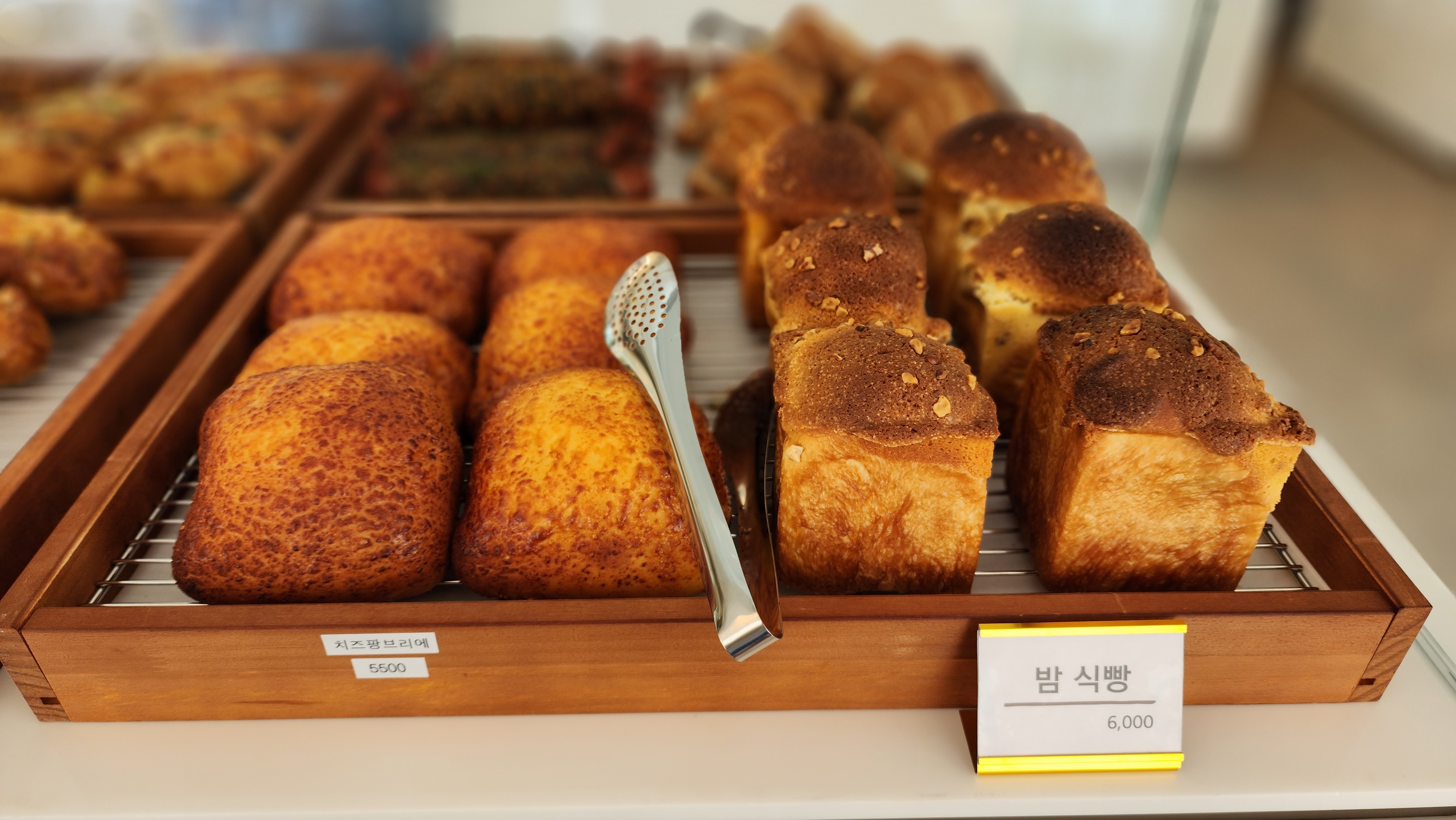 치즈팡브리에 5,500원 / 밤식빵 6,000원