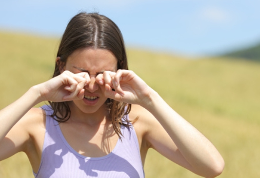 안구건조로 인해 눈을 비비고 있는 여성의 모습