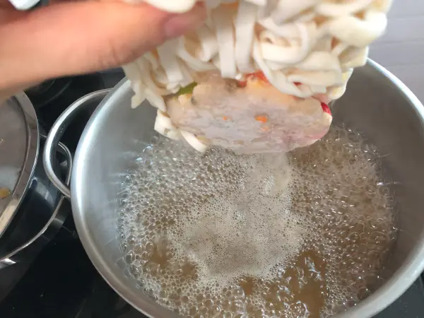 고명이 아래로 향하게 넣기
