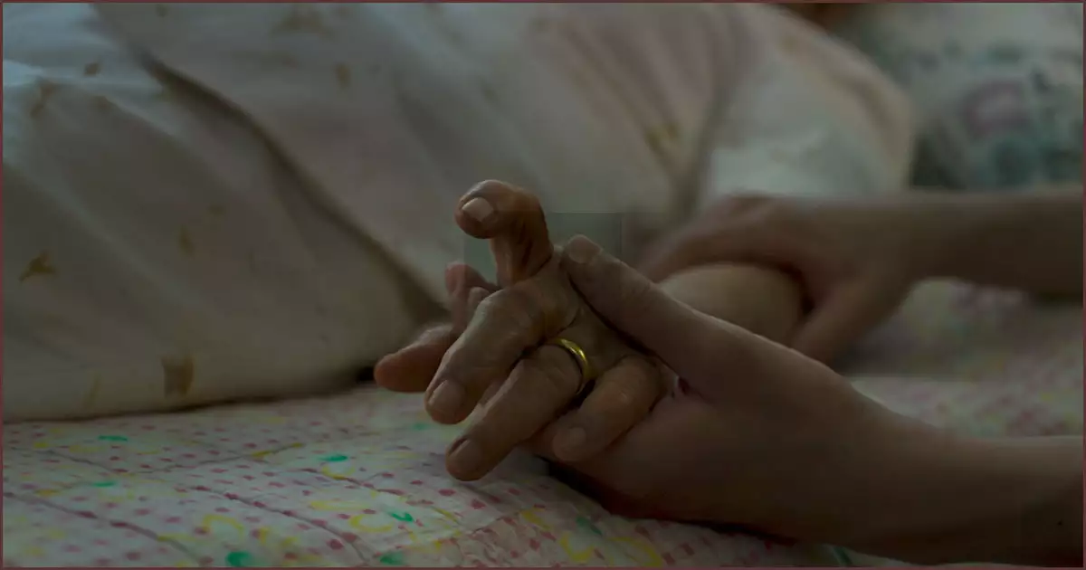 병상에서 맞잡은 두 손