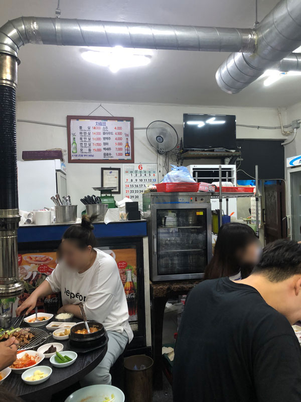 솔밭식당하얀살매장내부