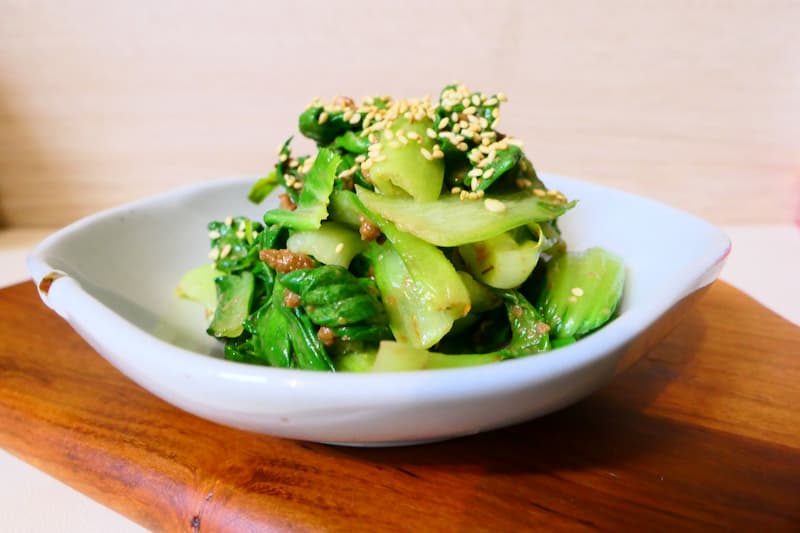 청경채된장무침, 볶은 참깨가 뿌려진 청경채와 된장의 조화를 보여주는 전통 한식 반찬.