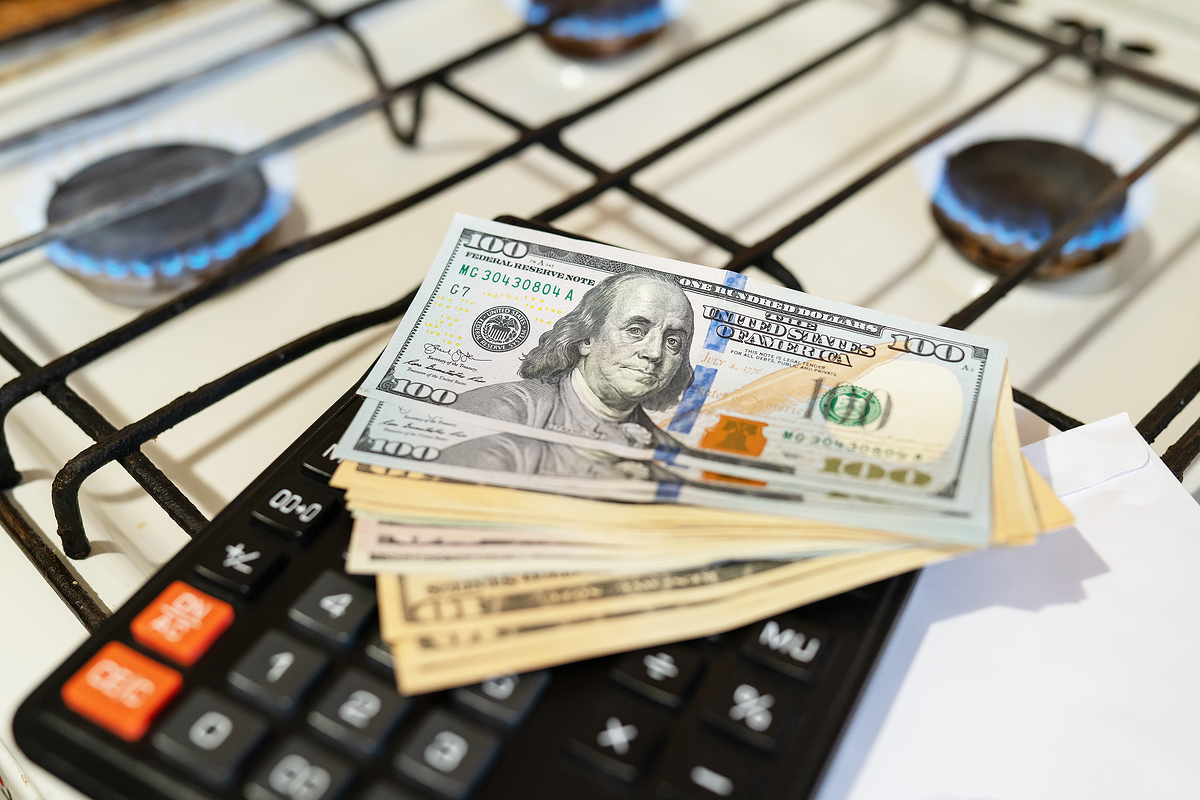 돈과 계산기, 그리고 가스불을 같이 보여주는 물가를 상징하는 사진