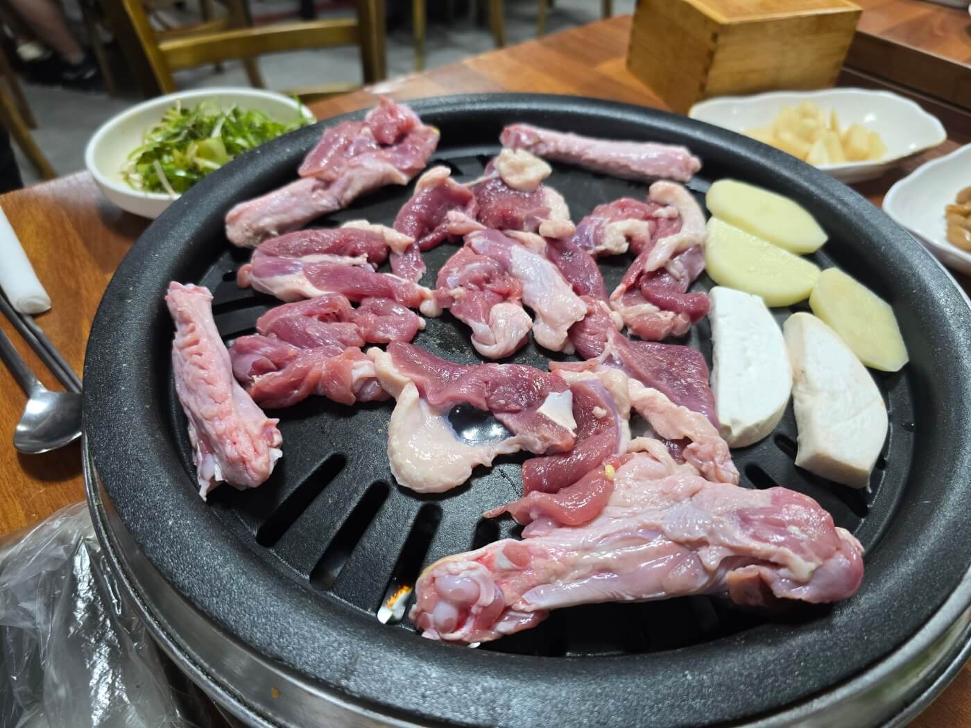 불판위에 오리 생고기와 감자