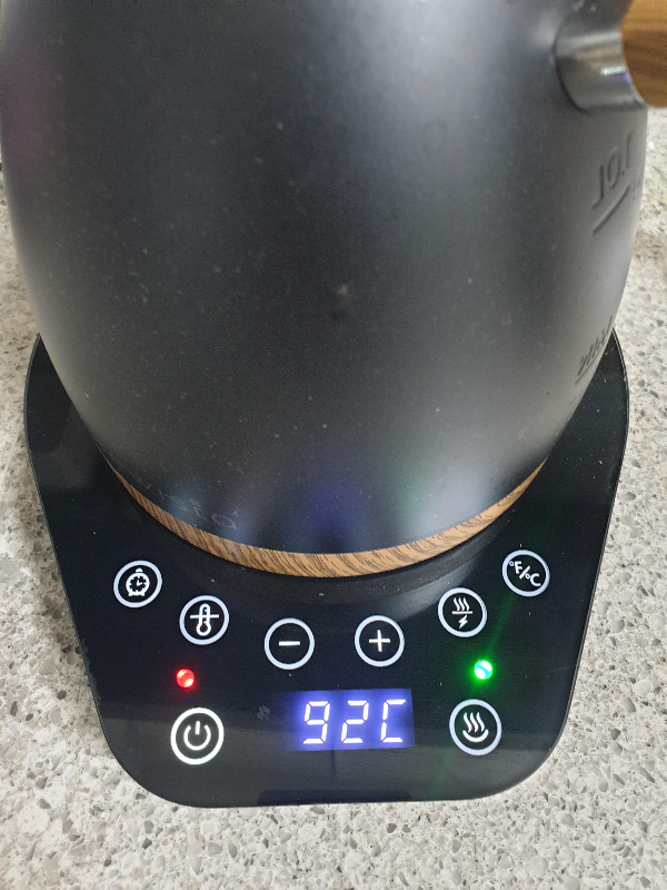 브뤼스타 드립포트로 92℃물을 준비함