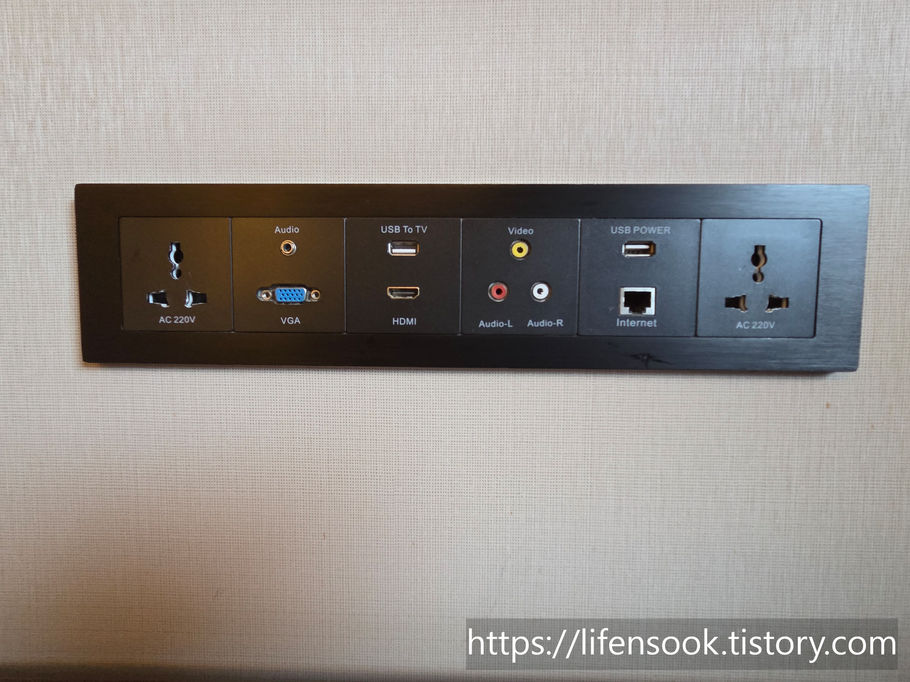 장가계 하워드 존슨 호텔 디럭스룸 플러그, USB 연결구