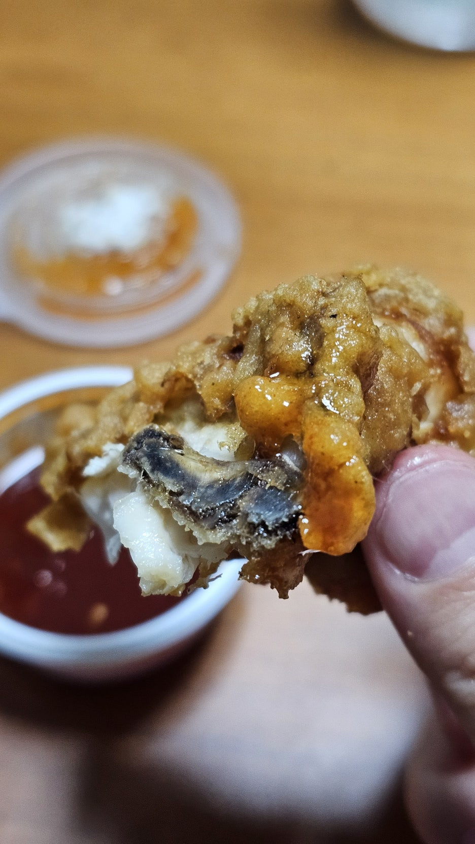 양념을 찍은 후라이드치킨