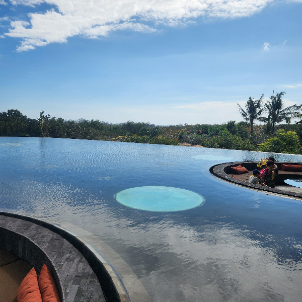 수영장 사이 자리가 앉는 자리가 있는 곳
