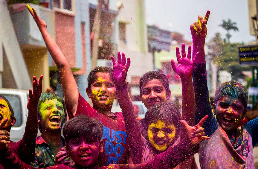 인도 홀리 축제, 색을 던지는 행위에 담긴 계급 해체의 의미