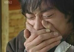 두손으로-입을-틀어막고-눈물을-흘리며-우는-남자
