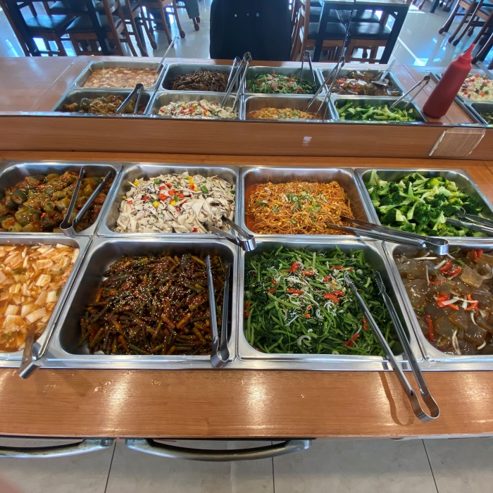 반찬 8종이 8개의 그릇에 담겨 있습니다.