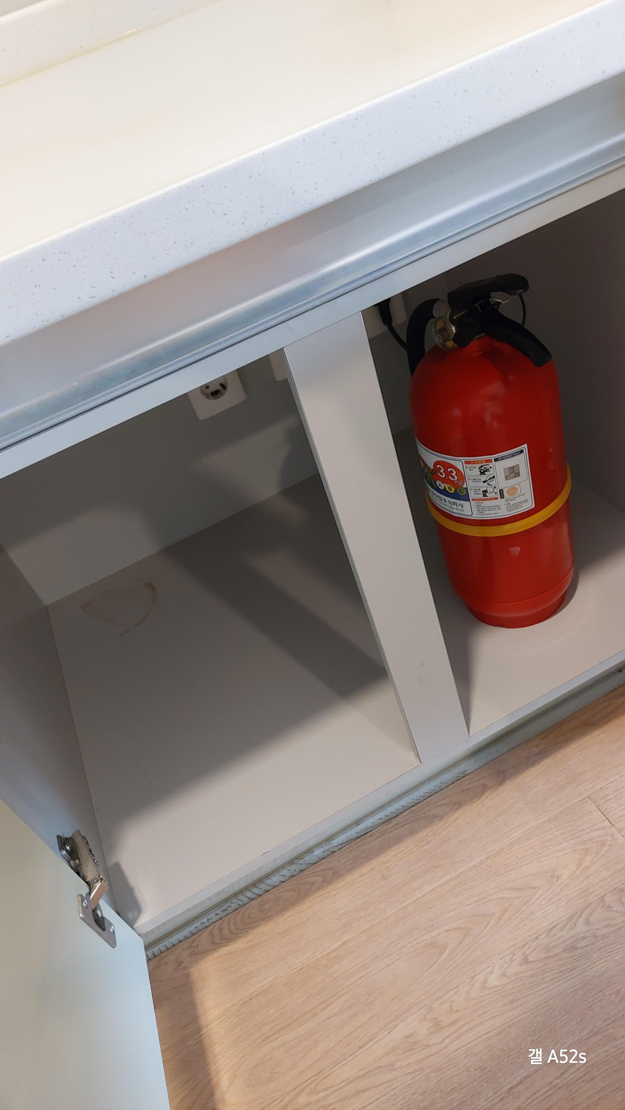 그옆에는 소화기가 비치되어 있습니다.