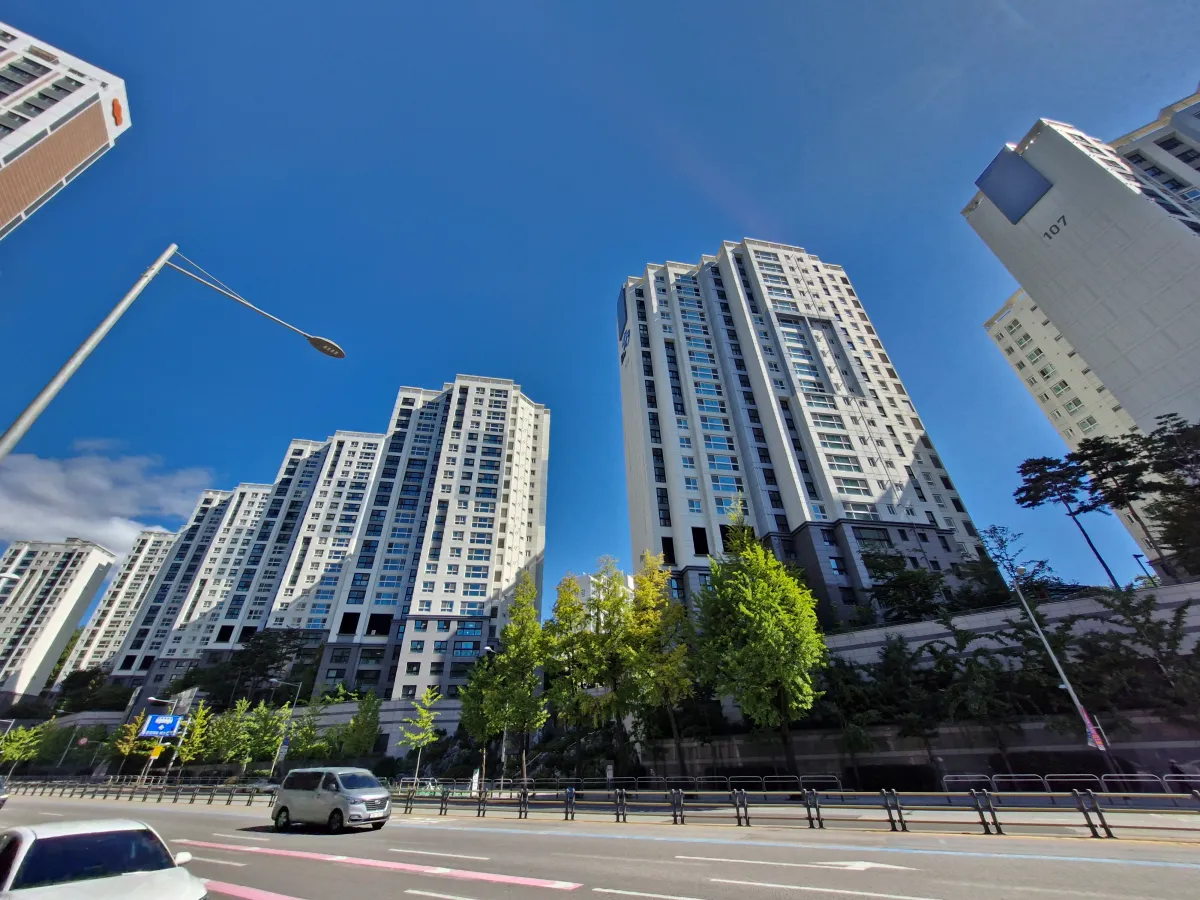 도로-건너편-일직선으로-형성되어-있는-아파트