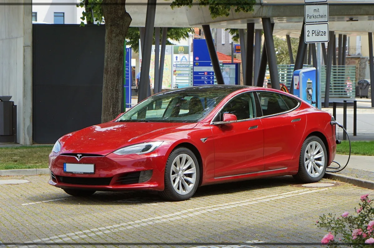 전기공급중인-테슬라-자동차-한대