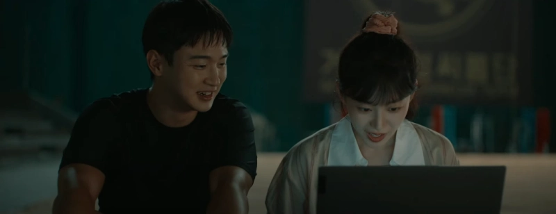 씨름 훈련장을 배경으로 두 남녀 주인공이 앉아 있는 드라마 '모래에도 꽃이 핀다'