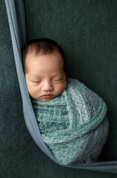 눈을 감고있는 아기 사진