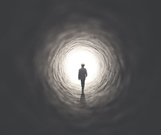 죽음에 임박한 상태에서 보이는 밝은 끝의 긴 터널