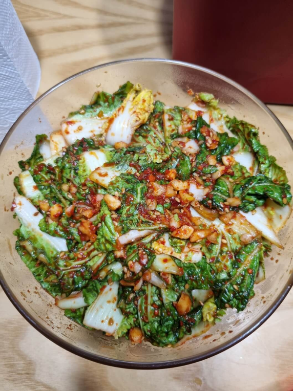 투명그릇에-봄동겉절이가-담겨져있다