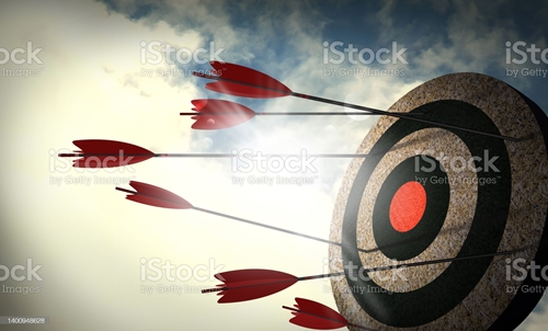 과녁에 화살이 꽂혀있는 사진