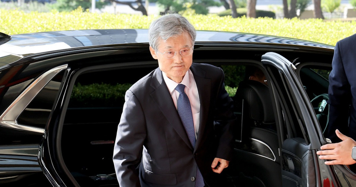 출근하는 조희대 대법원장