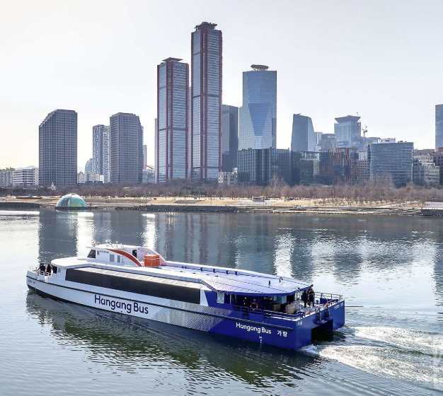한강버스 정식 운항 시작 섹션 이미지 - 운항중인 한강버스 배 이미지