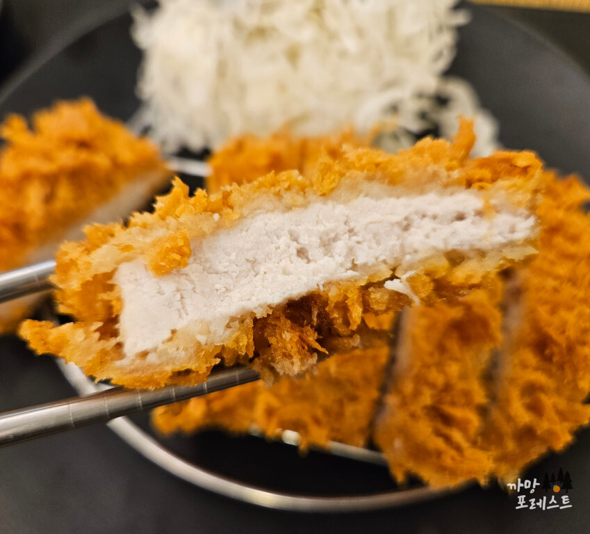 연돈 돈까스 조각