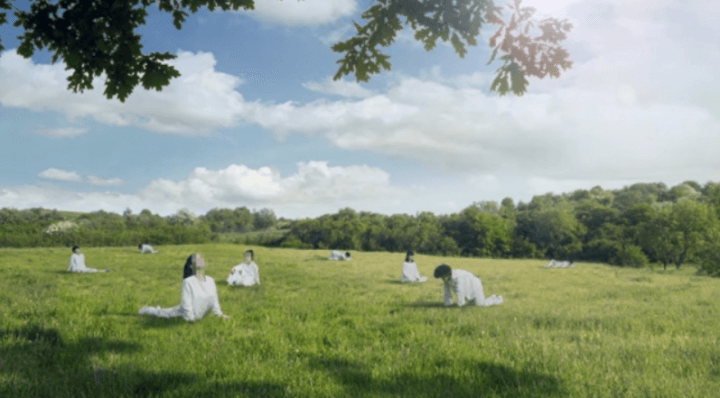 서울우유-광고-풀밭-사람들