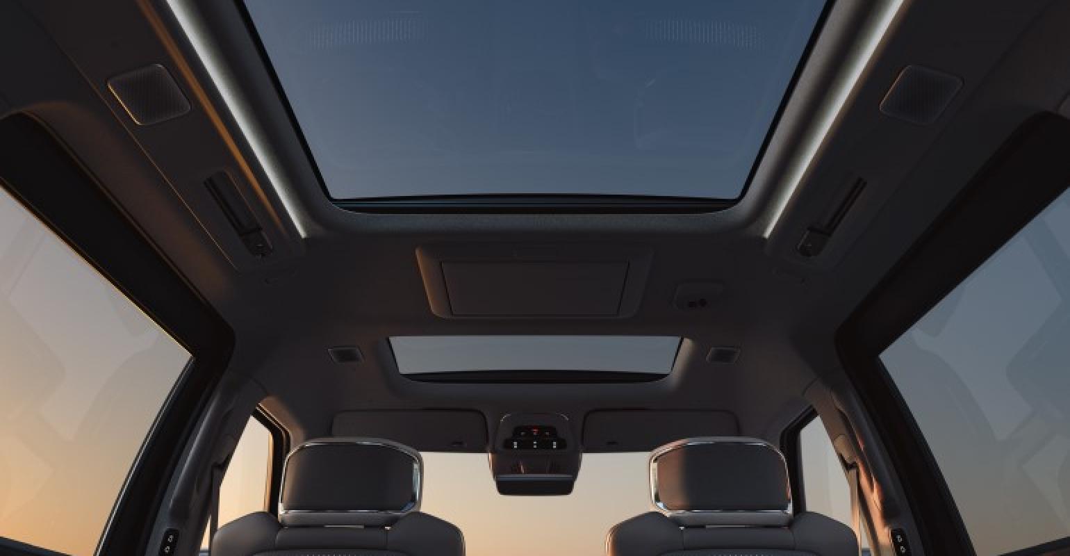 볼보 프리미엄 전기 미니밴 EM90 티저이미지