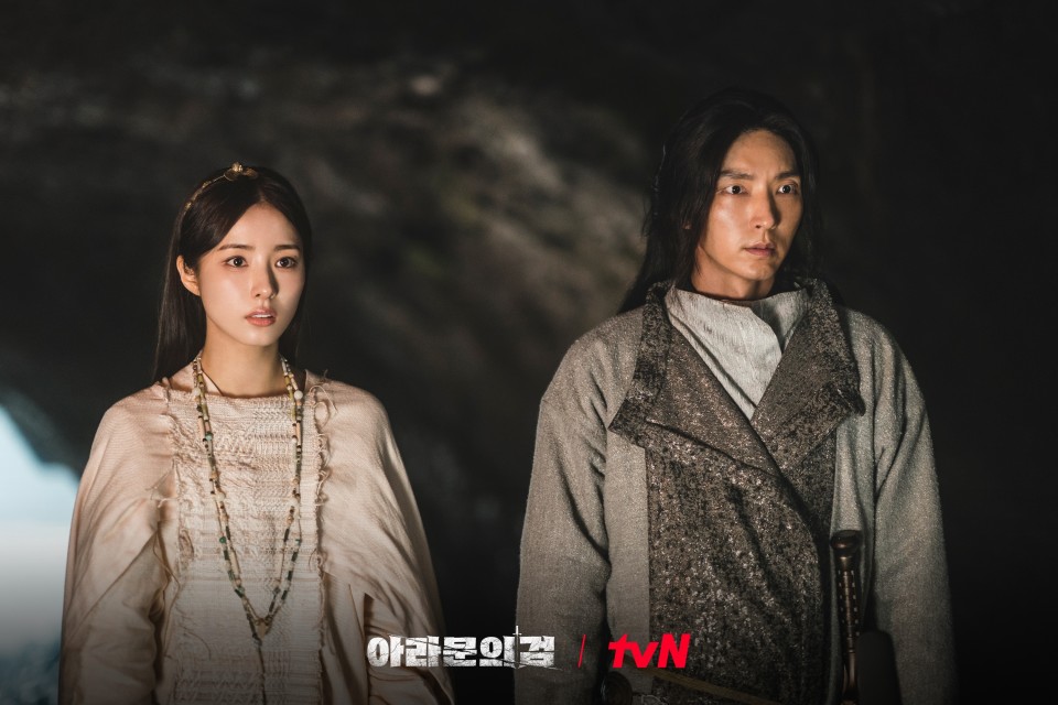 아라문의 석관 앞에 선 은섬과 탄야