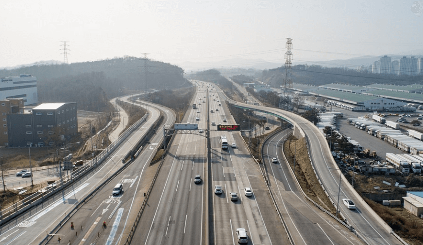 눈꼽이 잘 끼는 이유가 되는 미세먼지가 깔린 도시 모습