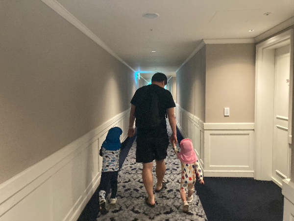 제주그랜드조선 수영장 가는길 복도 모습