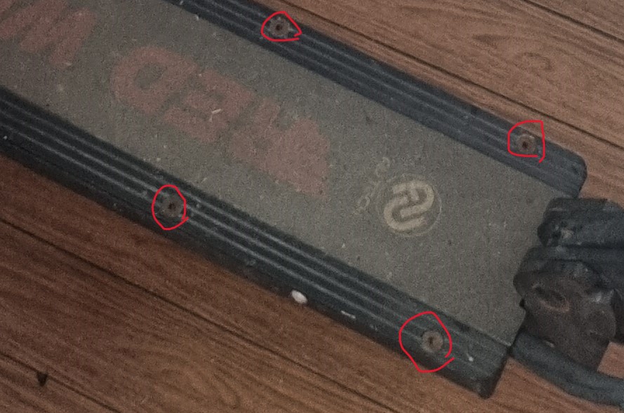 킥보드 발판 부분 나사