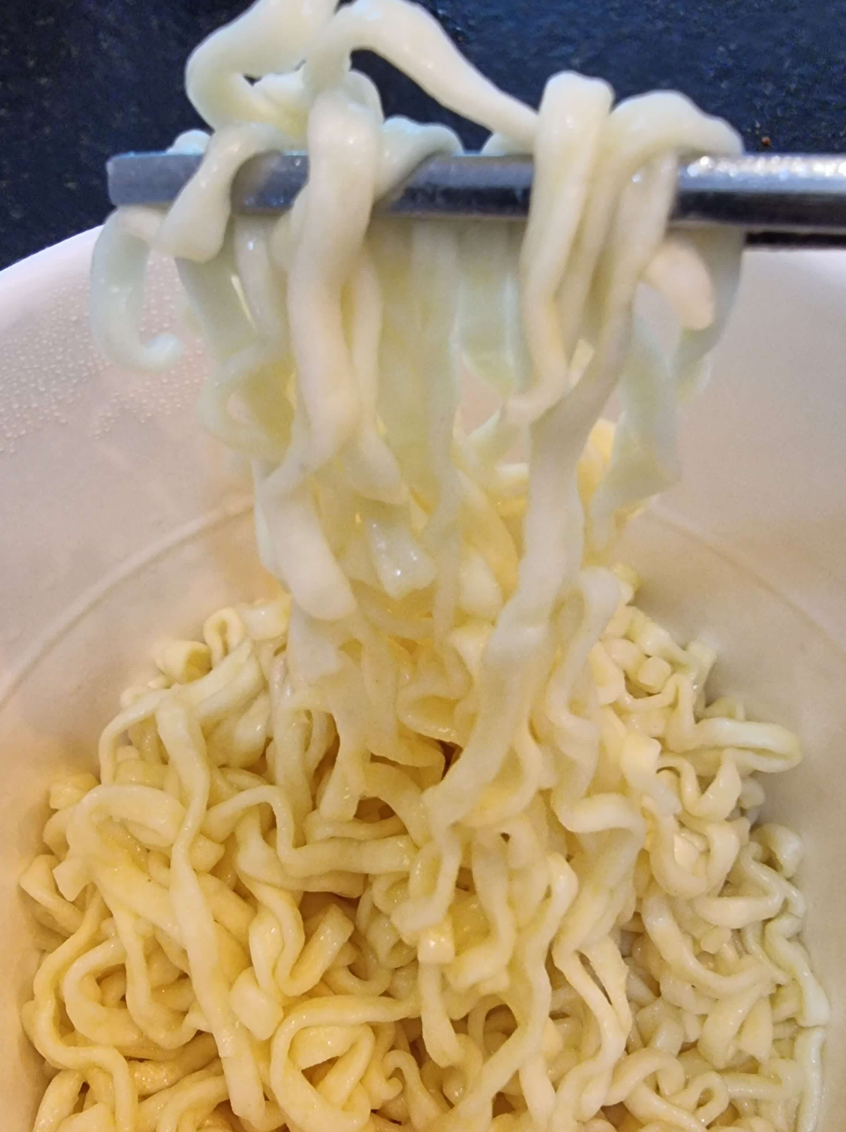 면발을 잡아 올려본 사진