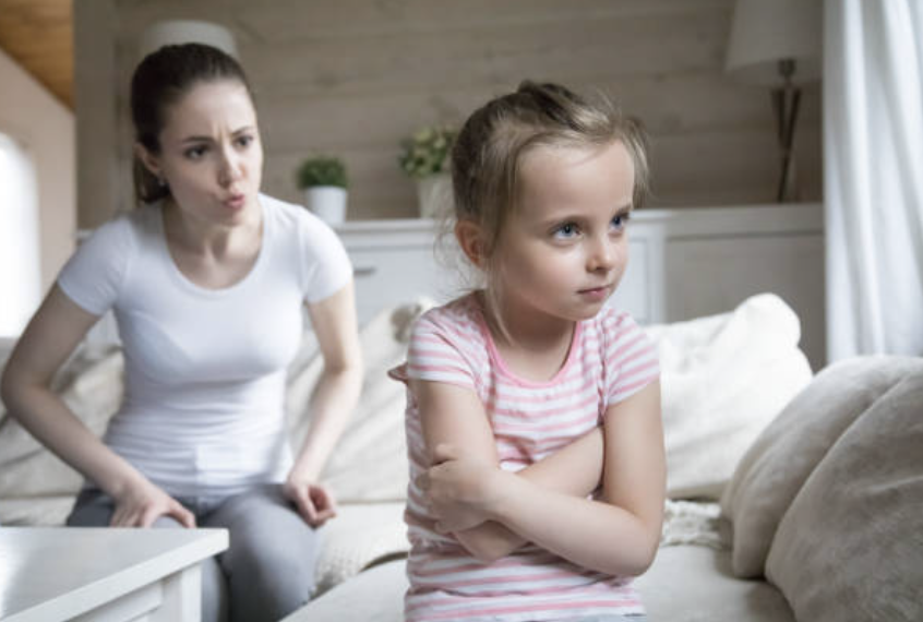 엄마가 아이를 훈육하는 사진