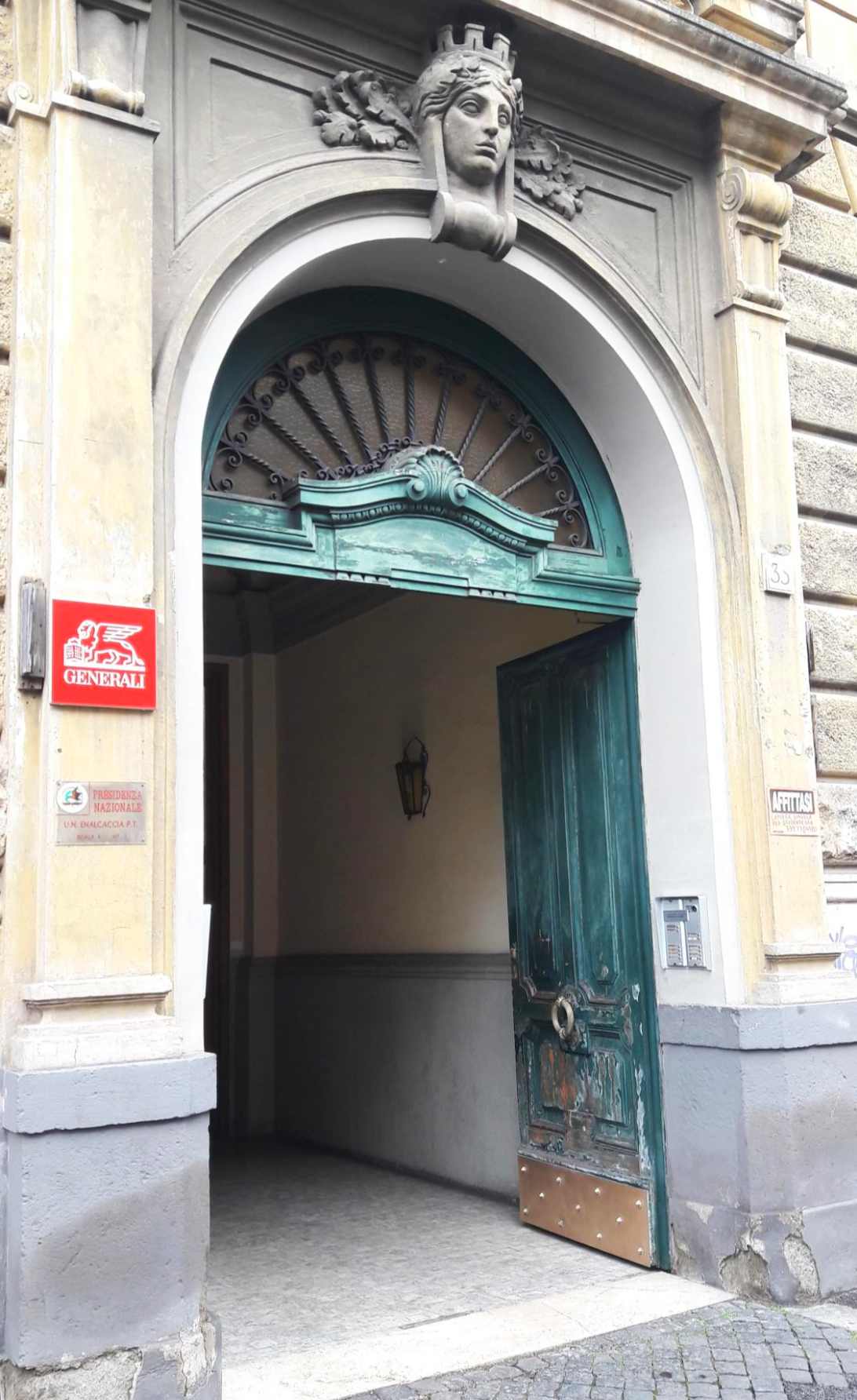 산지오반니 에어비엔비 숙소 대문