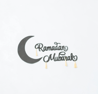 Ramadan Mubarak 문구와 초승달 장식이 있는 깔끔한 화이트 배경의 이슬람 라마단 축하 이미지