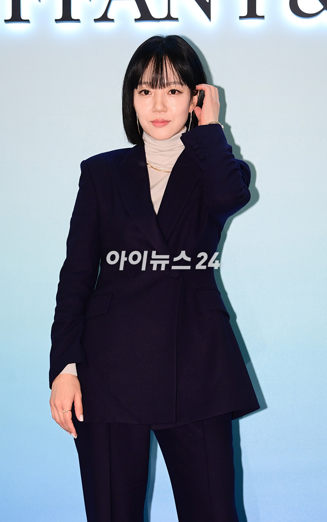 배우 임수정이 14일 서울 잠실 롯데월드타워몰에서 열린 한 주얼리 브랜드 팝업 스토어 행사에 참석하고 있다. [사진=정소희 기자]