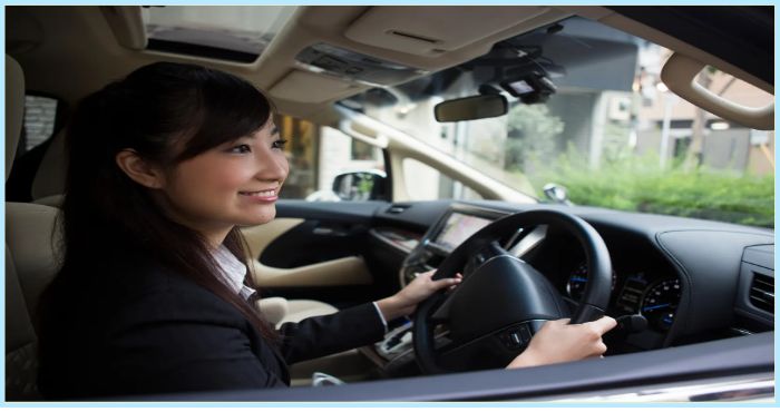 차량을 안전하게 운전하는 여성의 모습, 운전면허 갱신과 안전운전 메시지를 함께 표현