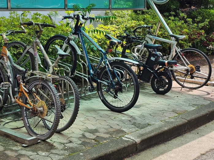 거치되어있는-자전거들