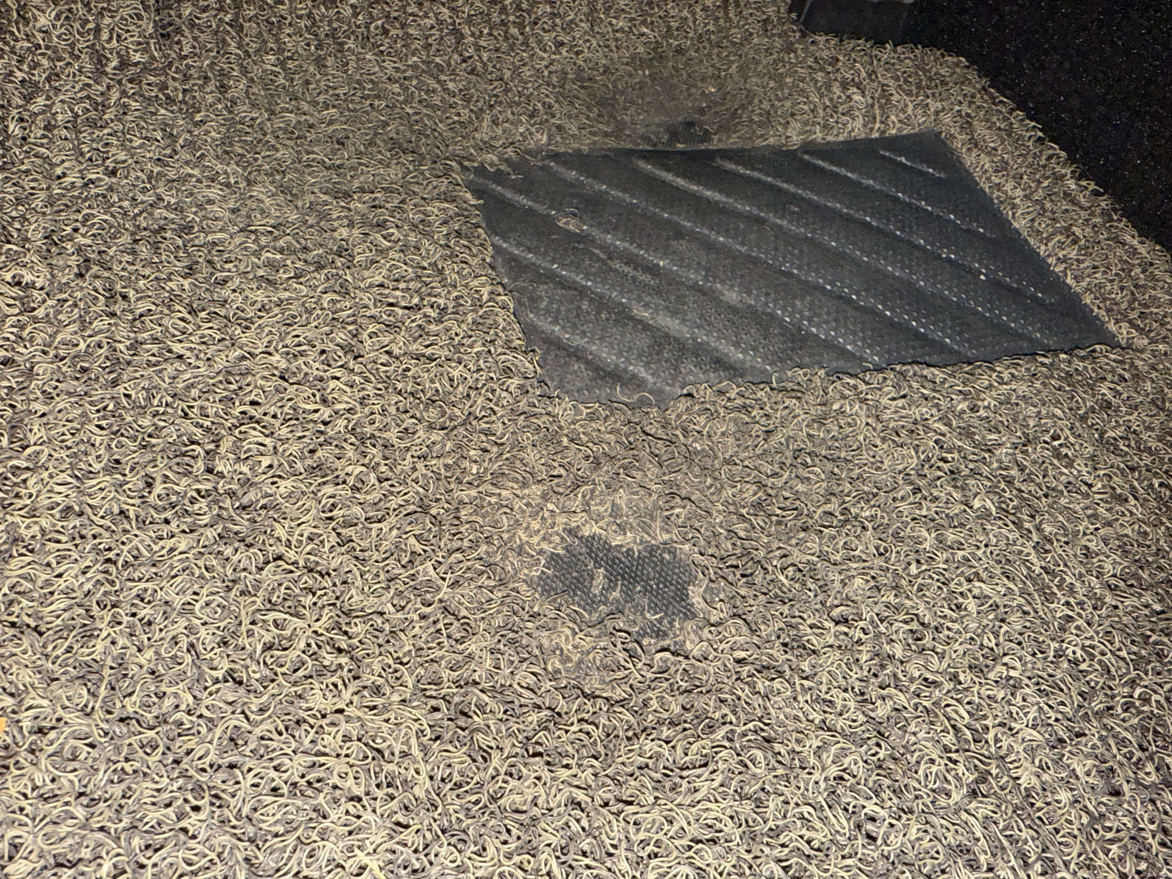 기존 코일매트 구멍