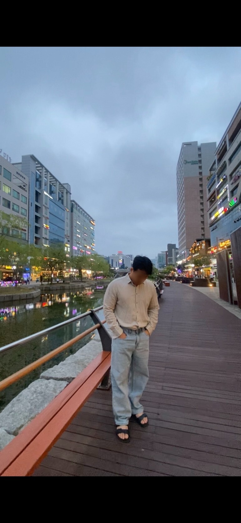 데일리룩(오뭘입) 무신사스탠다드 린넨 셔츠&#44; 무신사스탠다드 레귤러핏 데님팬츠&#44; 버켄스탁 슬리퍼&#44; 남자데일리룩&#44; 남자데일리코디&#44; 남자데일리패션&#44; ootd