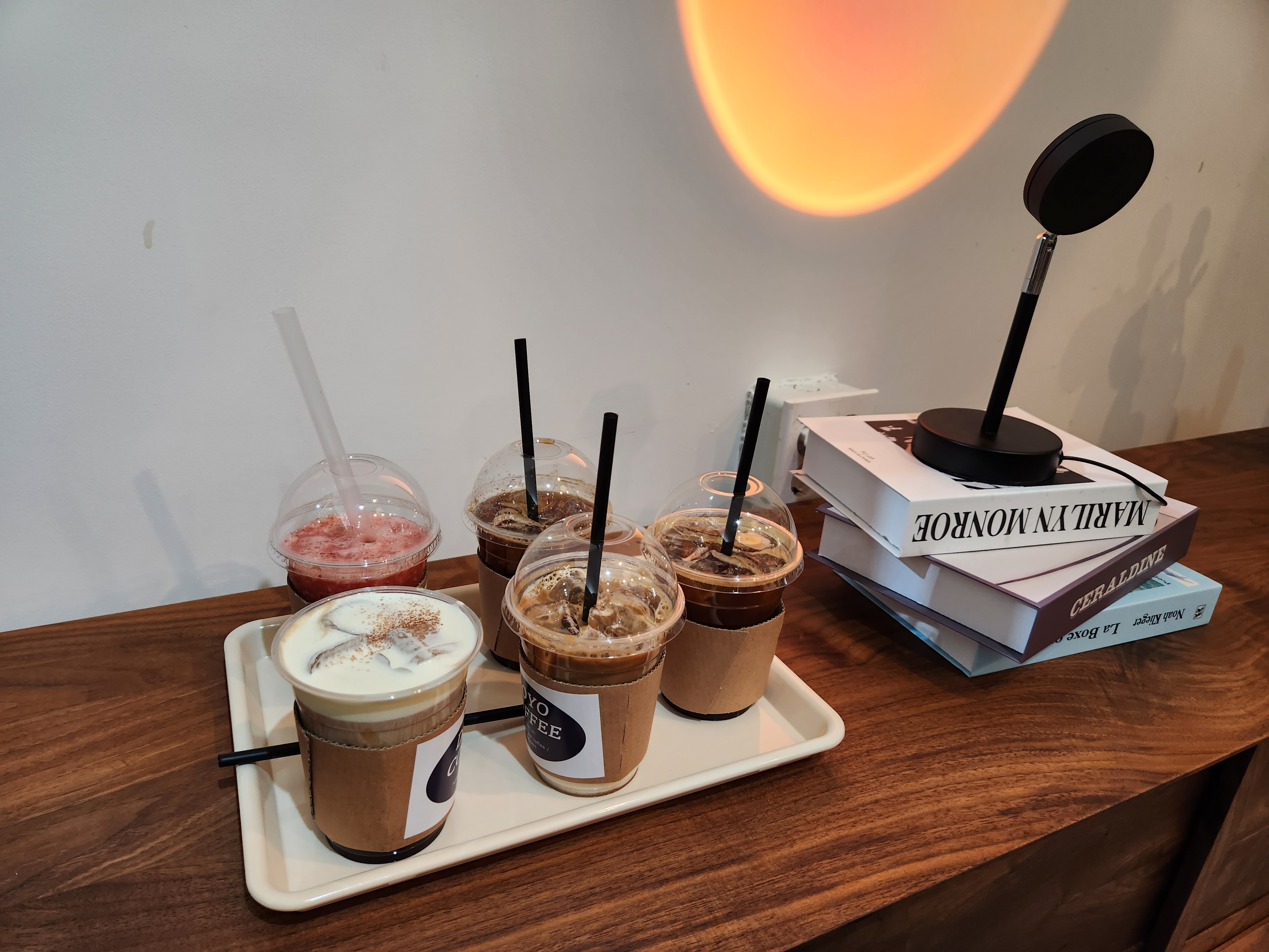 아메리카노, 헤이즐넛 크림 샷, 딸기주스, 카페 라떼