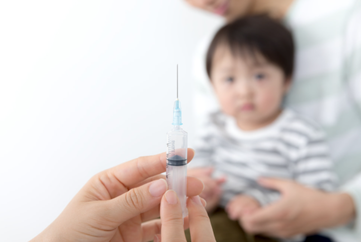 예방접종중인 아이