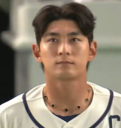 반클리프 아펠 빈티지 알함브라 네크리스 10개 모티브 오닉스 목에 걸은 이정후 사진