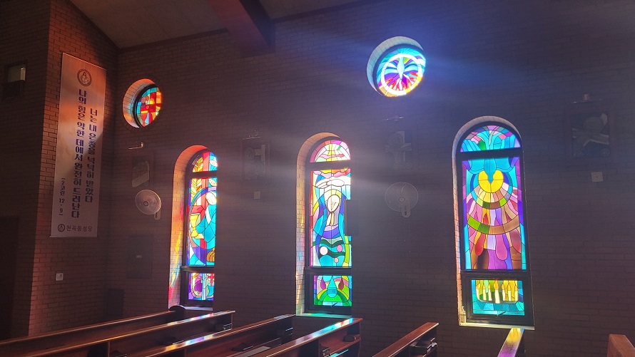 동해 천곡동성당 스테인드글라스 사진