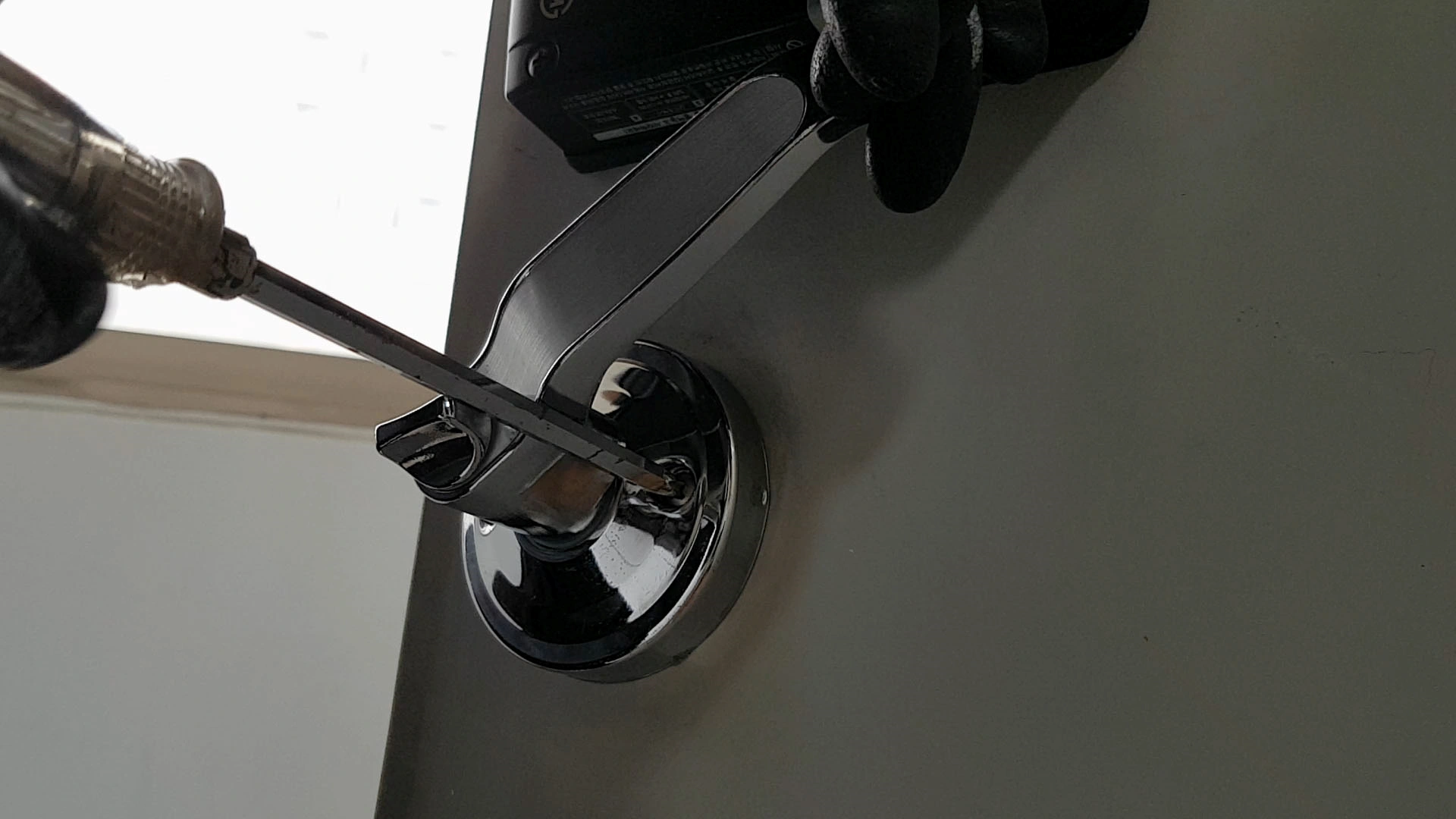 흔들리는 현관 손잡이 고정 방법