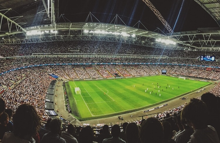 관중으로 가득 찬 축구경기장